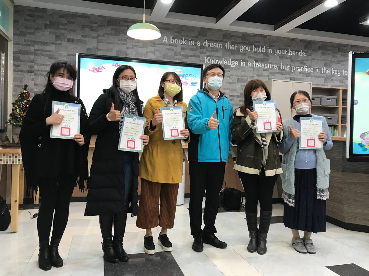 張明文局長頒發創新教案徵選國中組特優。