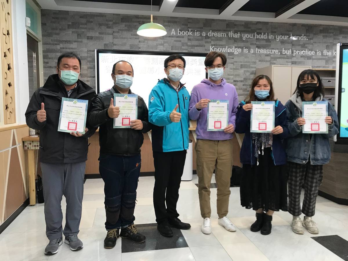 現場同時辦理「新北市智慧學習輔導小組」授證。
