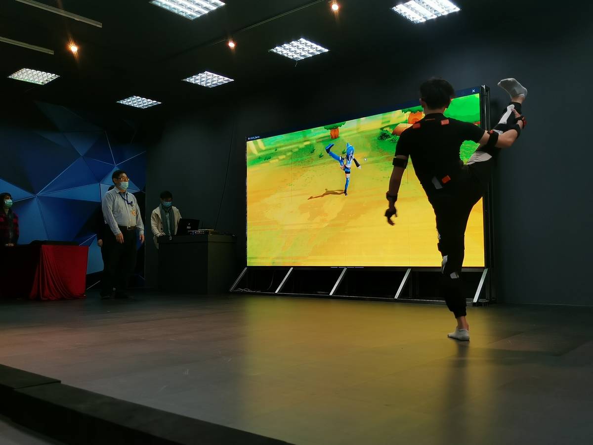 虛擬實境環境的動作捕捉系統、3D VR互動課程，非常好玩又刺激。