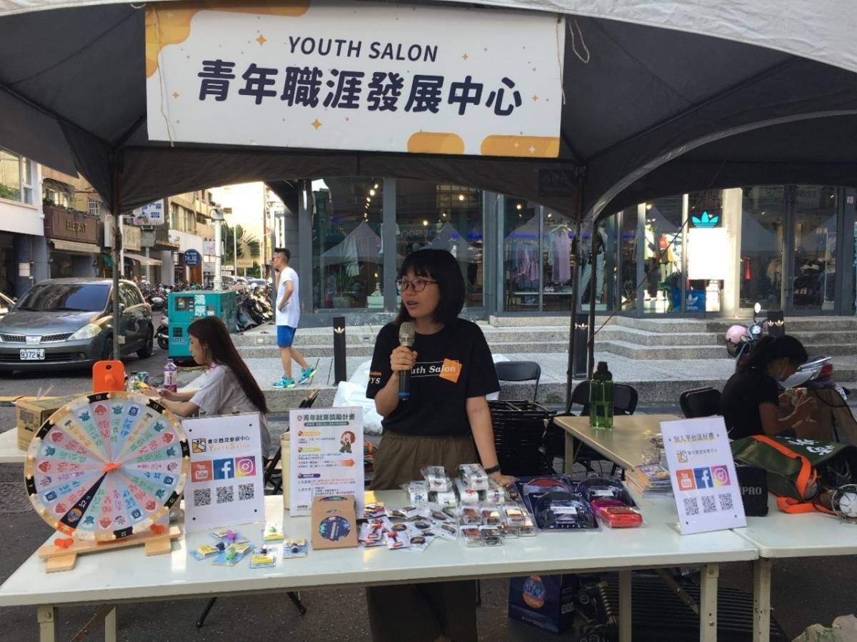 鄭至娟同學協助活動攤位介紹(教育部提供)