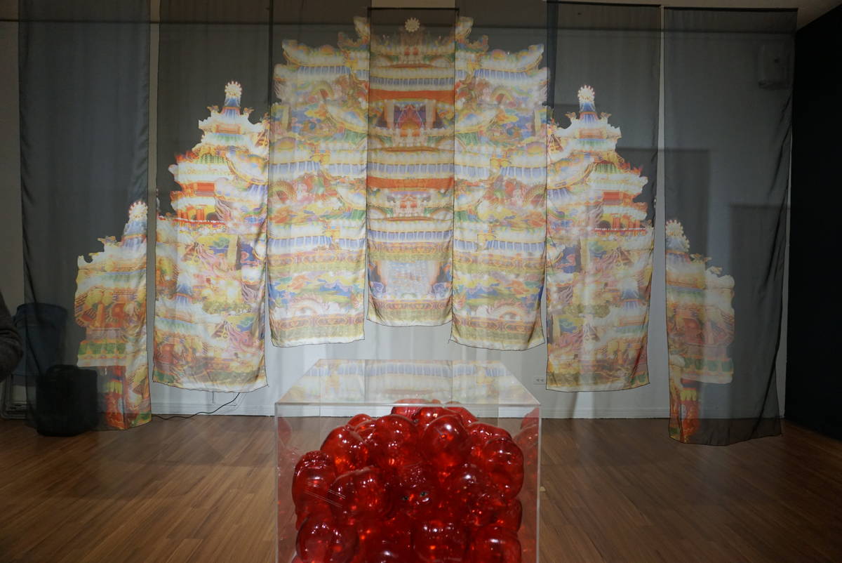 楊雁如老師這次展出的作品主題環繞在動物與人之間的關係 (照片:虎尾科大)