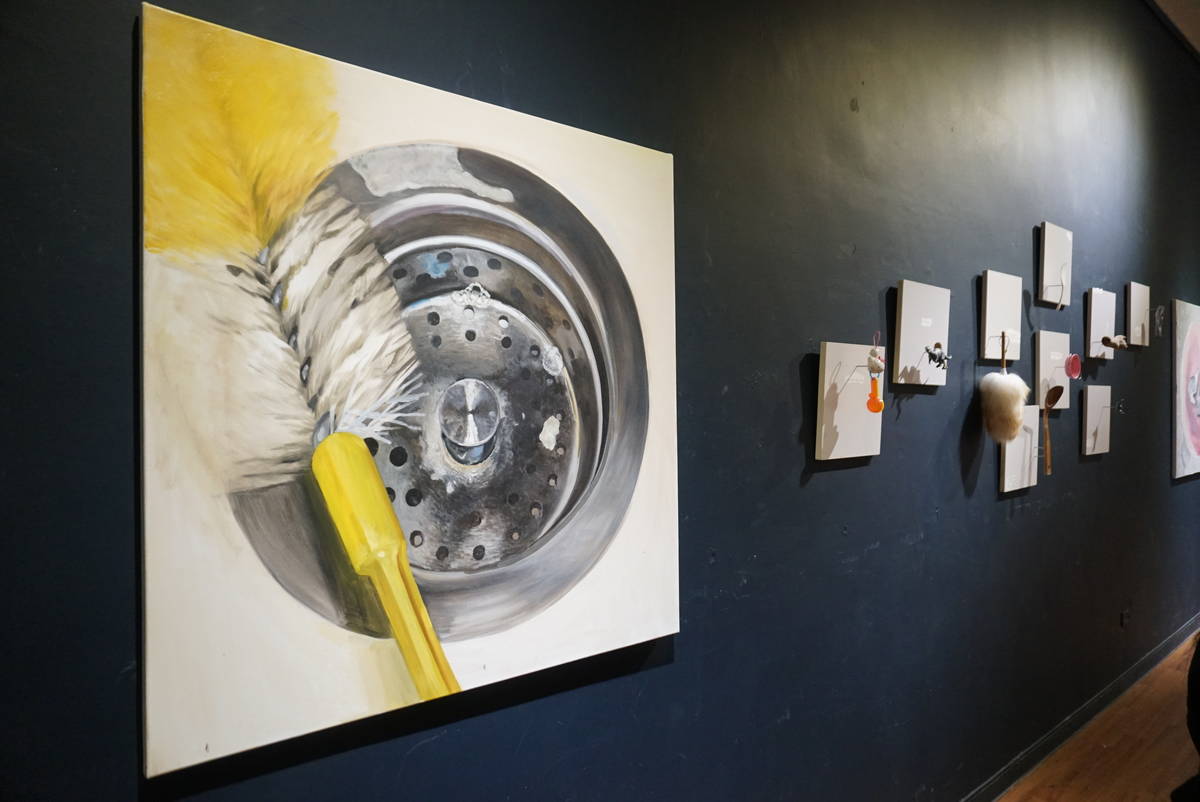 藝術家鄧心怡以日常生活的物件做為創作靈感 (照片:虎尾科大)