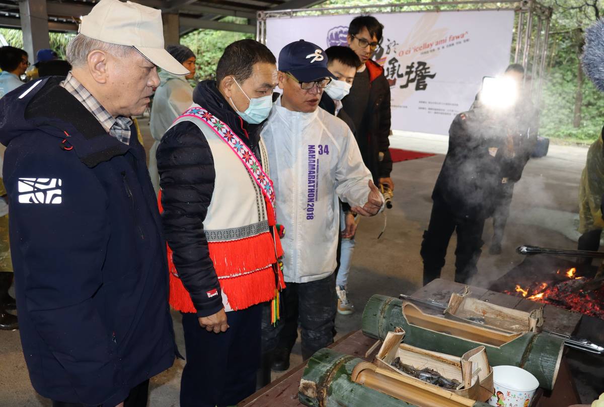 新北市長侯友宜仔細聆聽講解員講解製作過程阿美族傳統的石頭火鍋製作過程。