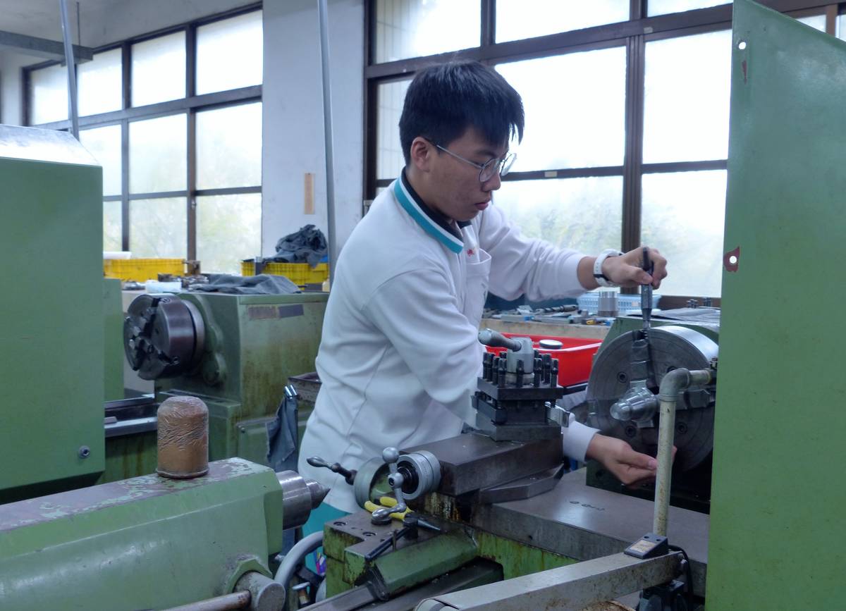 員林農工機械科三年級學生陳益樺僅短短訓練100天就拿到全國工業競賽金手獎第二名