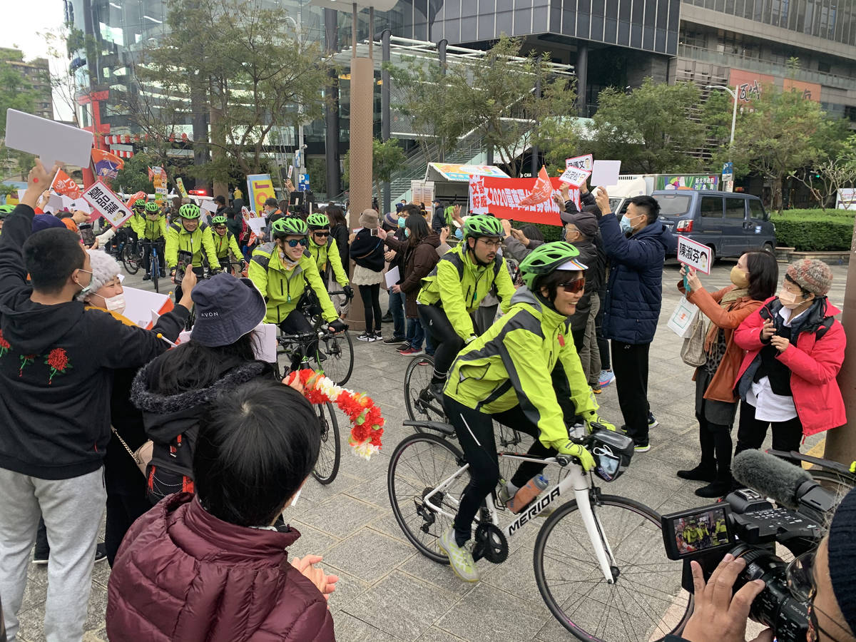 單車環臺車隊抵達松山車站，親友們熱烈歡迎接風