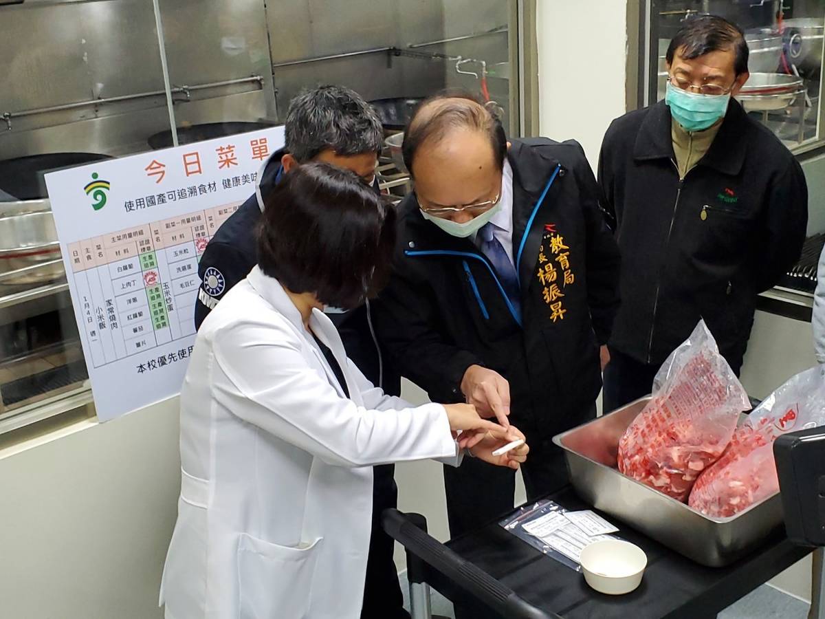 中市教育局長楊振昇到惠文國小了解乙型受體素簡易試劑檢測操作