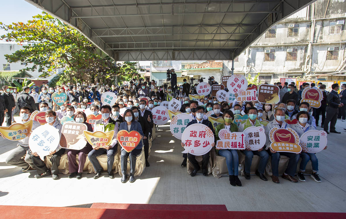 蔡總統於今(4)日上午出席行政院農業委員會於高雄市美濃菸葉輔導站舉辦之「農民退休儲金制度開辦典禮」活動，鼓勵農民踴躍參加，讓農民從農更安心。(農委會提供)