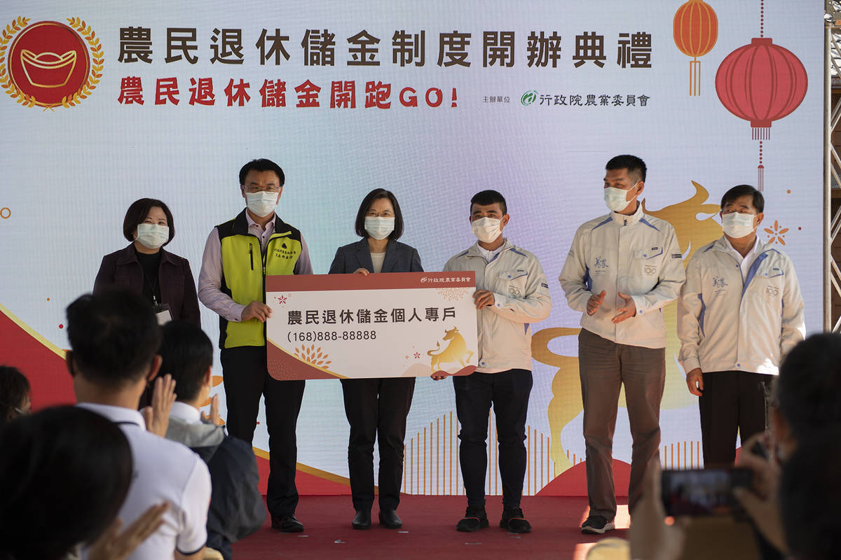 蔡總統於今(4)日上午出席行政院農業委員會於高雄市美濃菸葉輔導站舉辦之「農民退休儲金制度開辦典禮」活動，鼓勵農民踴躍參加，讓農民從農更安心。(農委會提供)