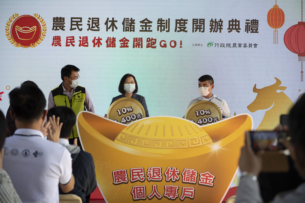 蔡總統於今(4)日上午出席行政院農業委員會於高雄市美濃菸葉輔導站舉辦之「農民退休儲金制度開辦典禮」活動，鼓勵農民踴躍參加，讓農民從農更安心。(農委會提供)
