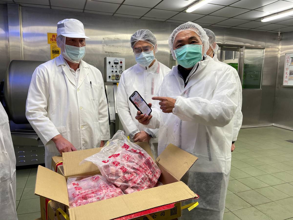 巿長現場查核食材登錄平臺肉品來源登錄正確性。