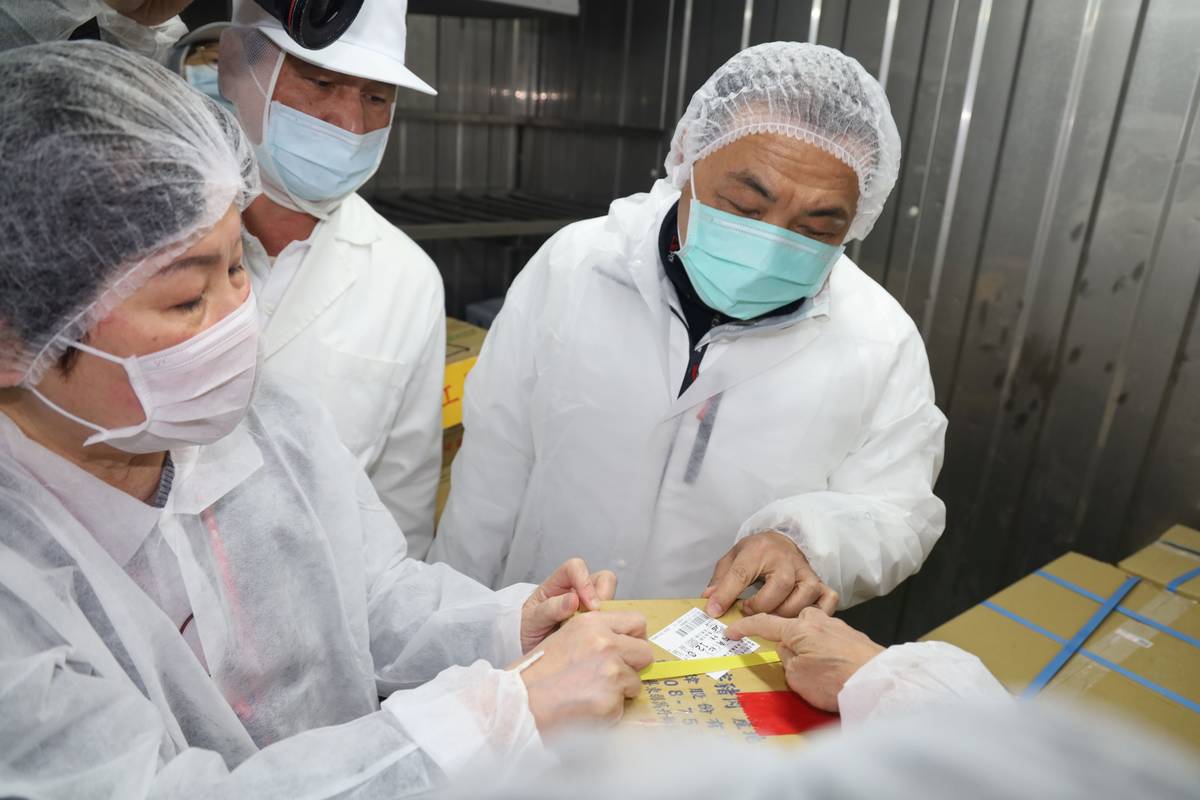 巿長進入-18℃肉品儲存凍庫，查驗用於學童午餐的豬肉及其再製品來源憑證，確認產地標示是否為國產品。