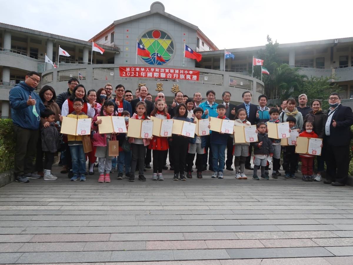 附小各國家長參與升旗