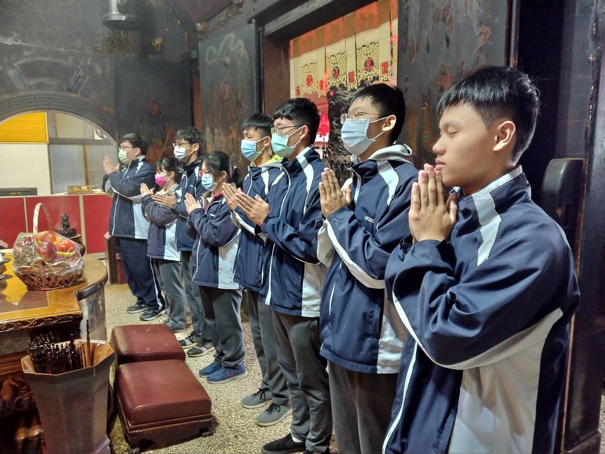永仁高中高三考生保安宮參拜 祈求學測好成績