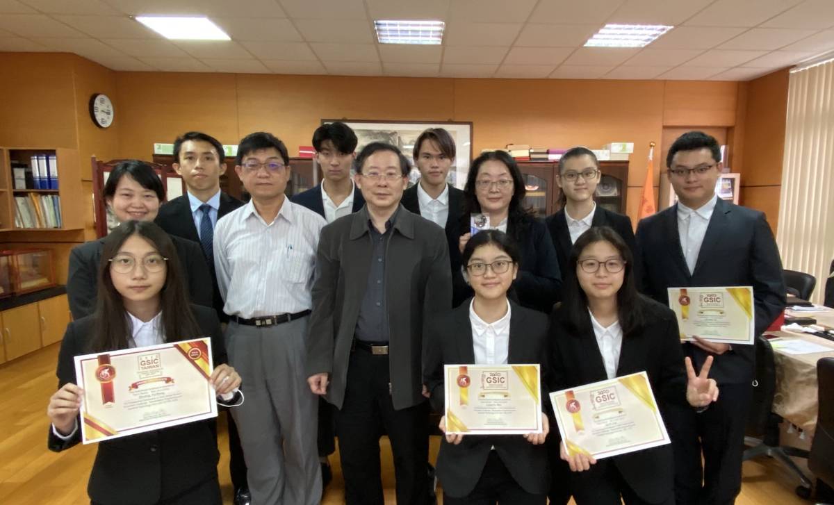 獲獎學生與仁德醫專校長黃柏翔合影