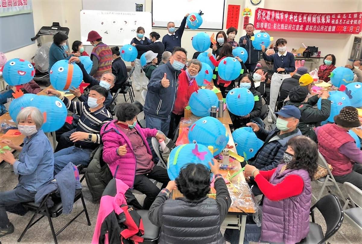 員林市中央社區長輩一起彩繪燈籠熱鬧又開心(圖片來源：員林市公所)