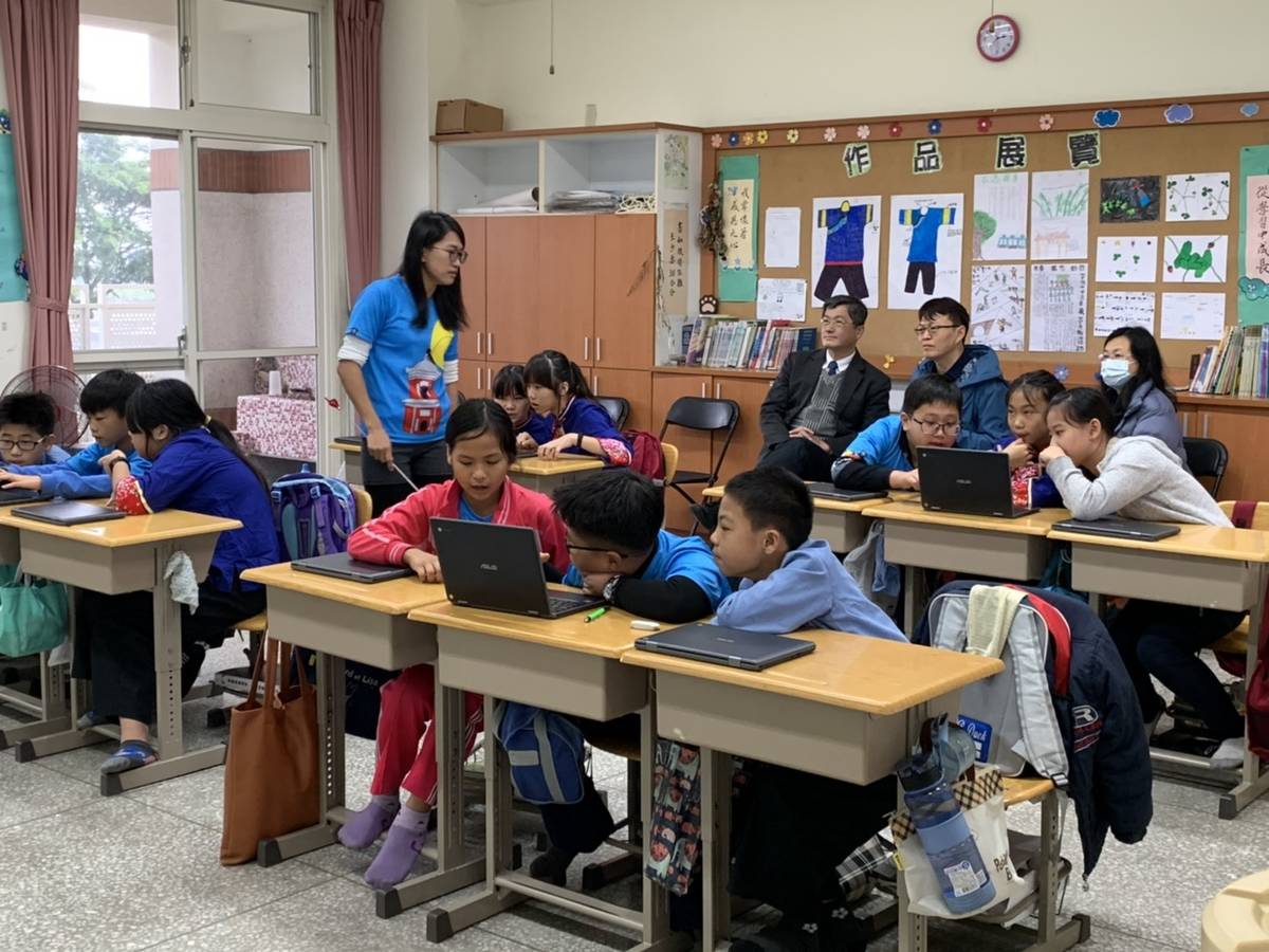 楊主委親身觀看了數學課程用客語教學後，覺得客家實驗學校計畫實行非常成功。