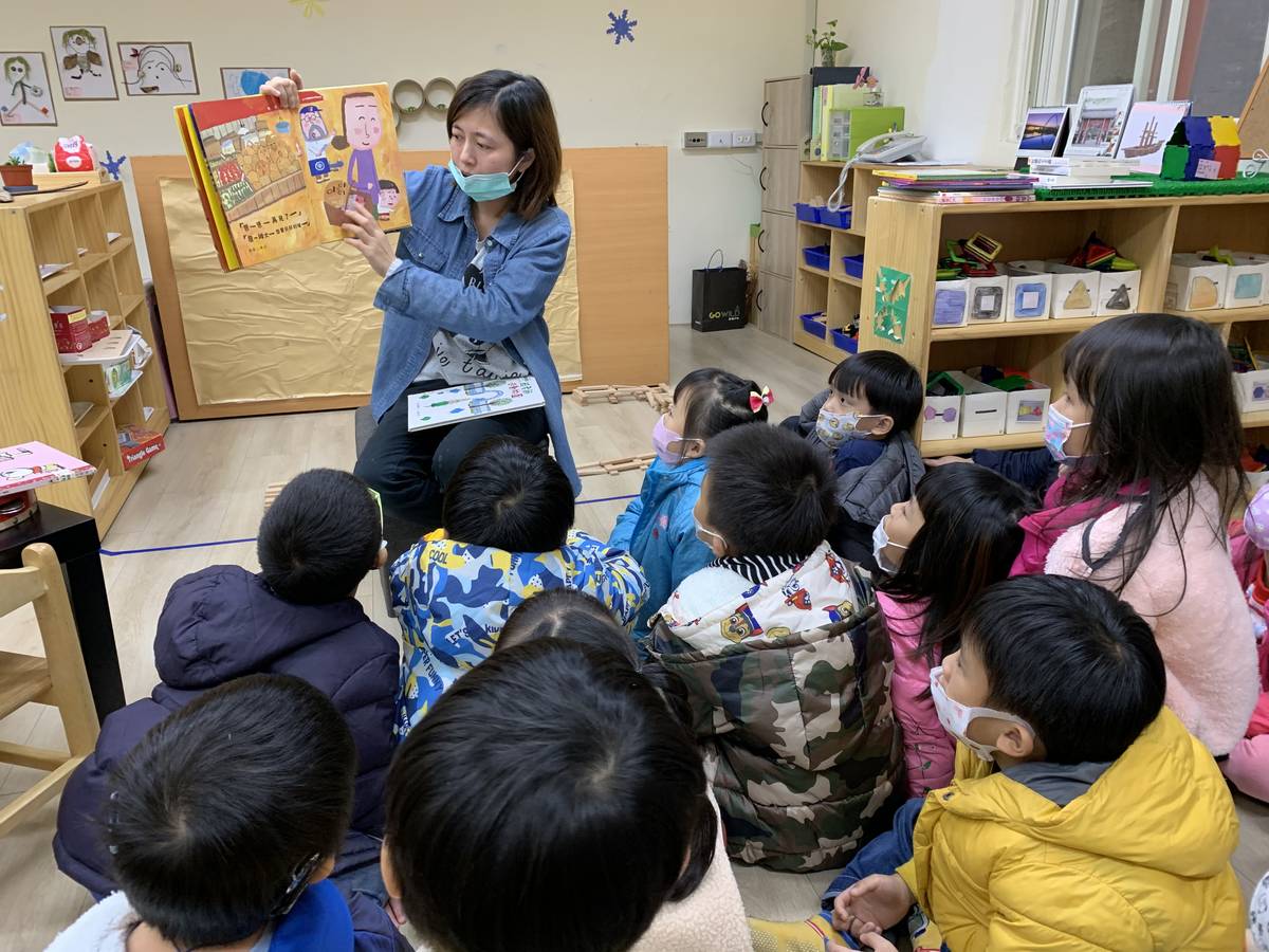 新月非營利幼兒園課後留園活動，老師說故事。