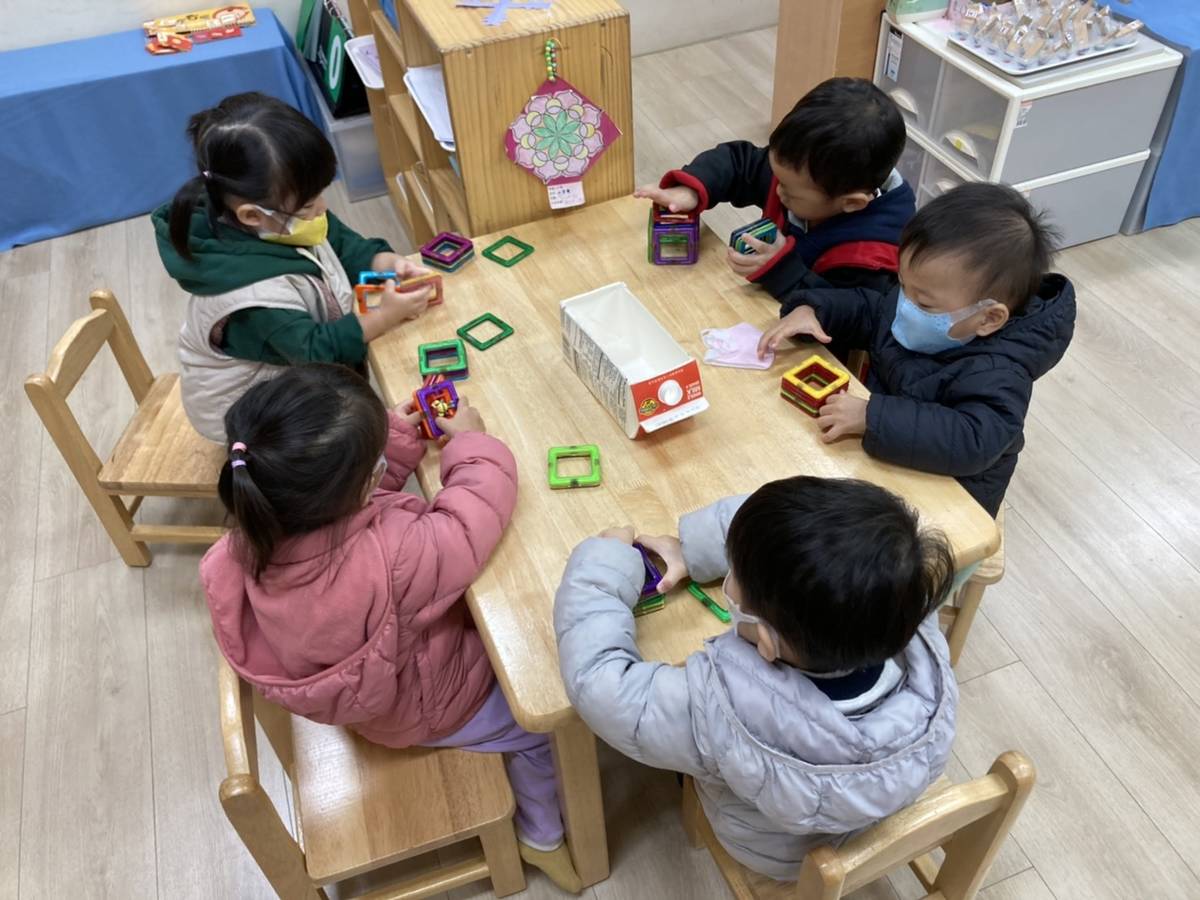 新月非營利幼兒園課後留園，幼童一起玩組合建構積木。