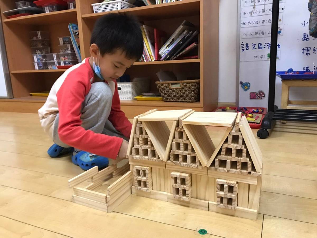 安興非營利幼兒園課後留園，幼兒使用積木搭建花園洋房。