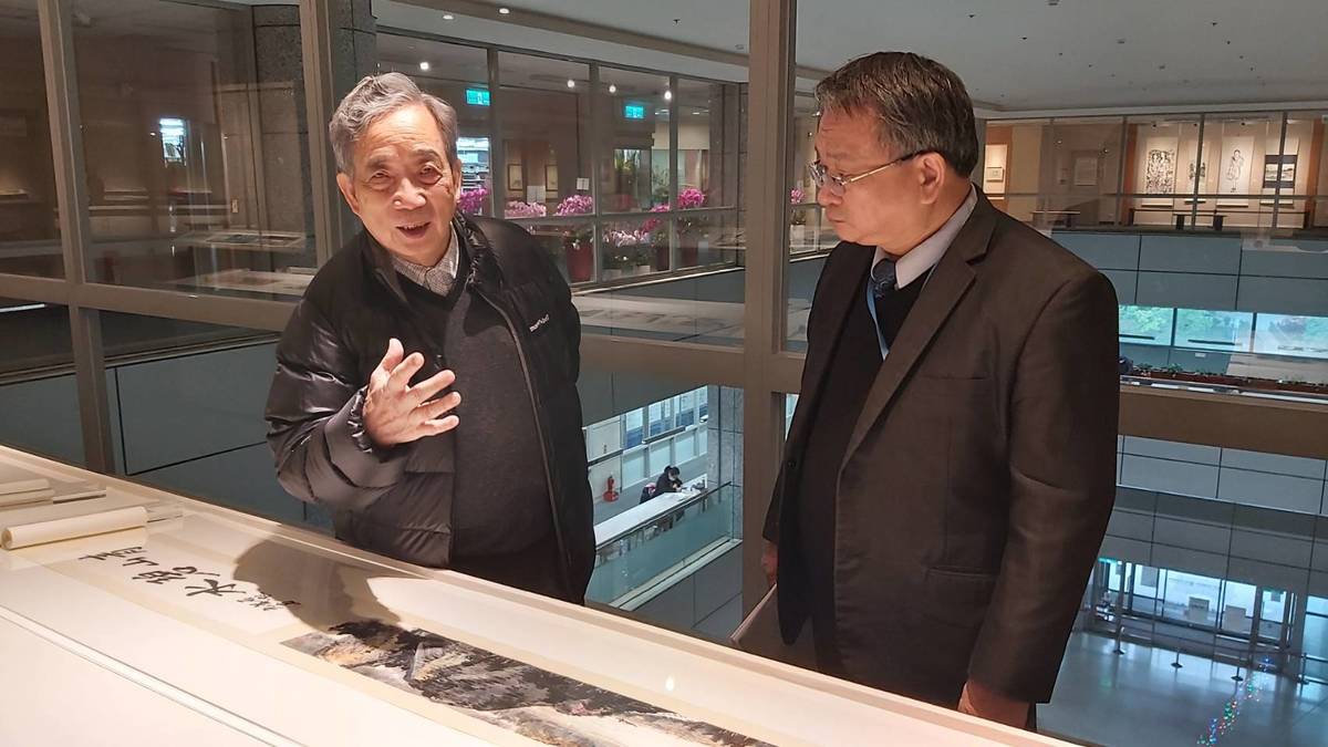 黃光男教授(左)特別親自為大家導覽作品，暢談創作理念，右為國臺圖鄭來館長長。