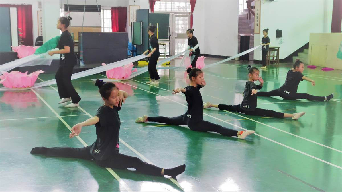 芬園國小舞蹈校隊的同學對拉筋、下腰及劈腿習以為常
