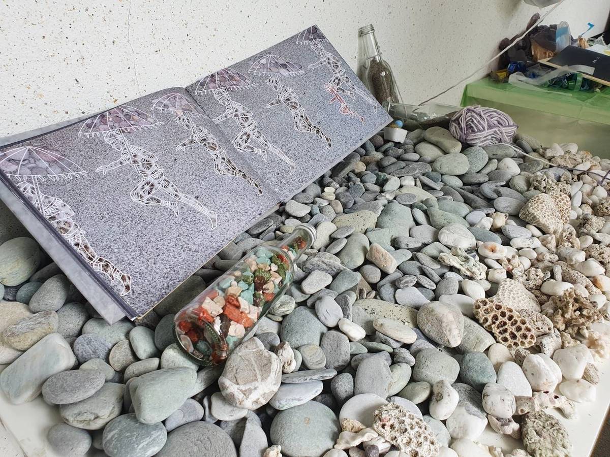 其中一組學生以杉原灣的石頭和都市的石頭做為對比及象徵，傳遞莿桐部落青年到外地工作後的思鄉情懷。