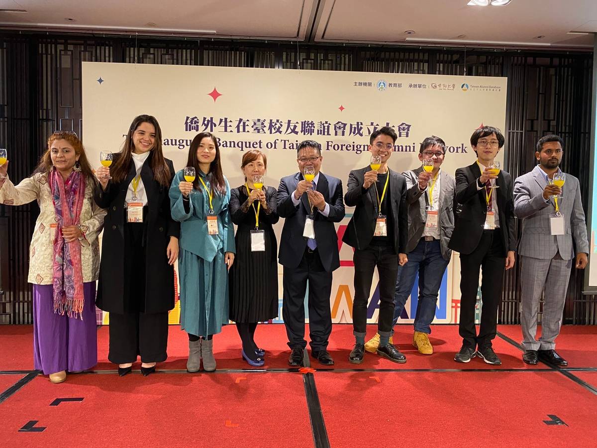 僑外生在台校友聯誼會籌備委員會的委員們來自世界各地