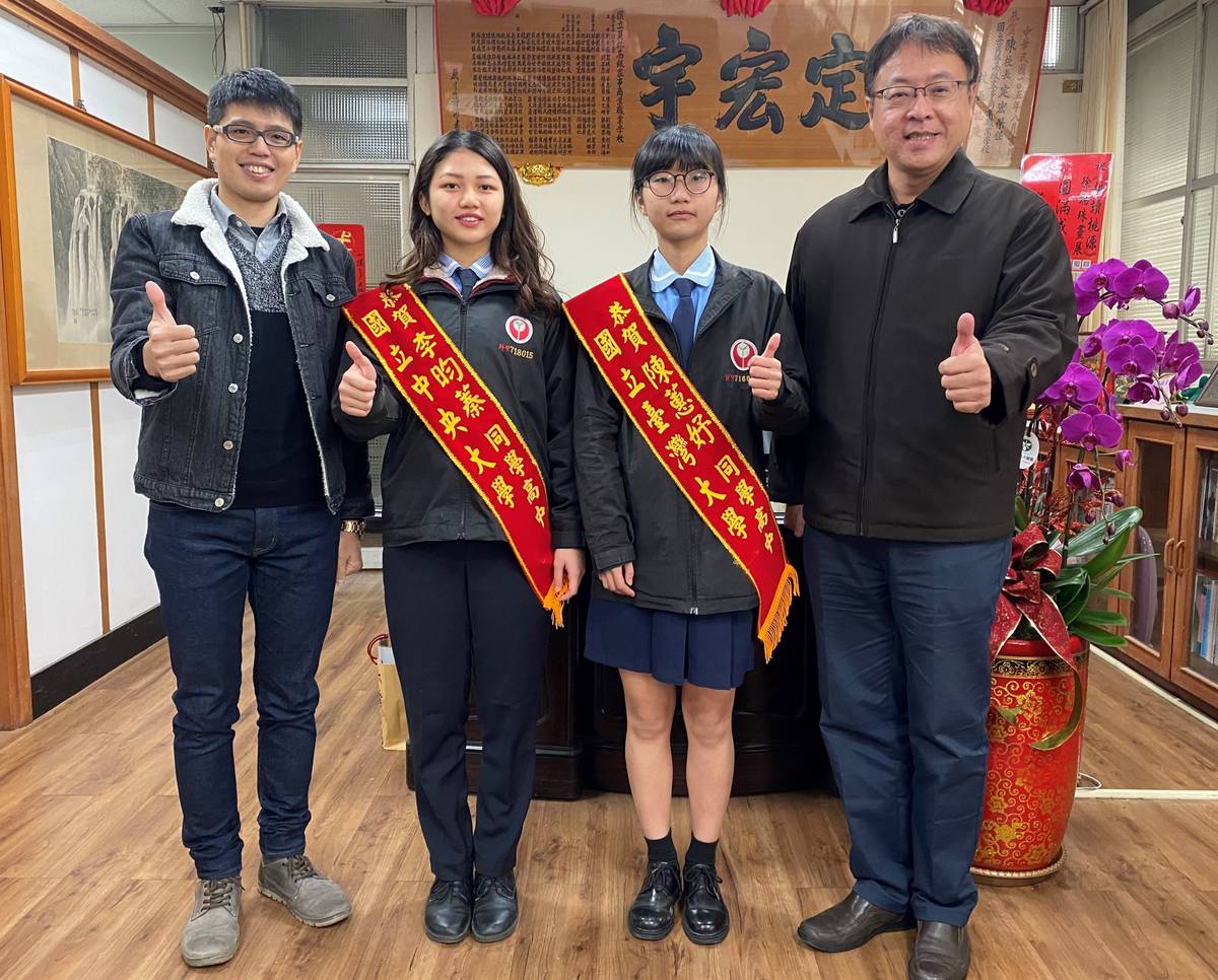 員家校長陳定宏(右1)和教務主任楊國霖(左1)致贈2位學生紅榜彩帶