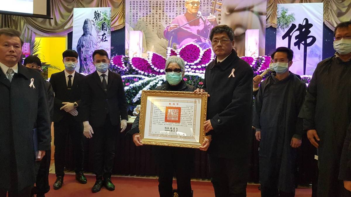 客委會主委楊長鎮(中右)代表總統頒發褒揚令，由徐木珍先生遺孀陳灴英女士接受。