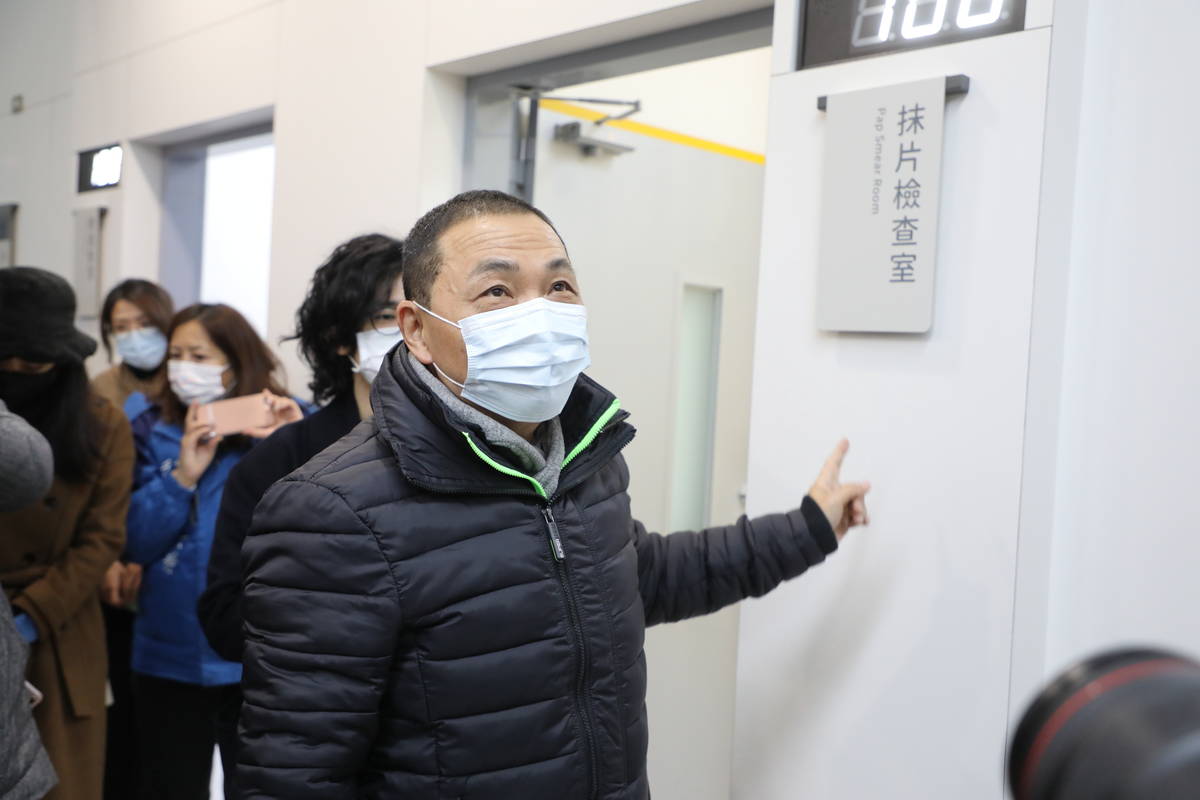 新北市長侯友宜體驗改造後的汐止衛生所