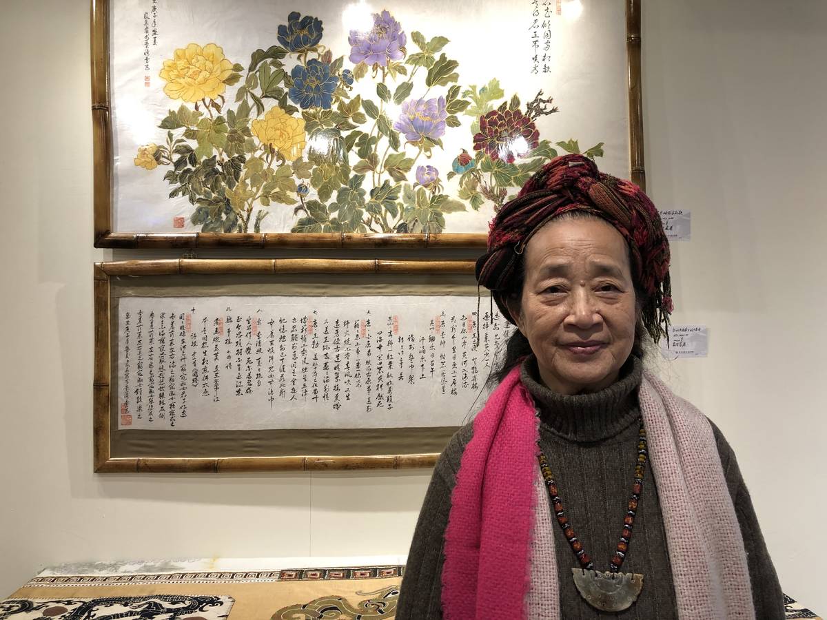 袁陳鳳榮對國畫、書法也相當有天賦，黃色的牡丹令她覺得具有宮廷味。