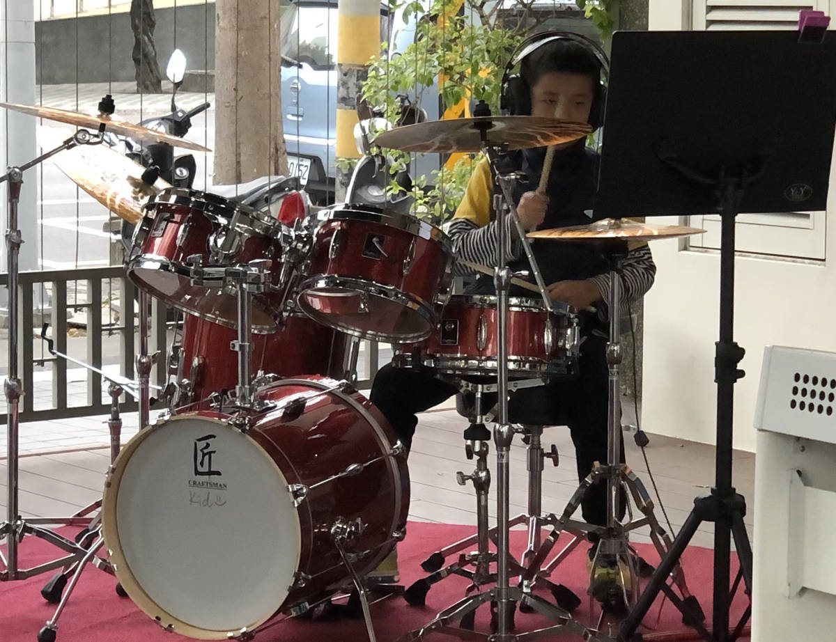 寒流來襲，抵不住小朋友表演的興緻。