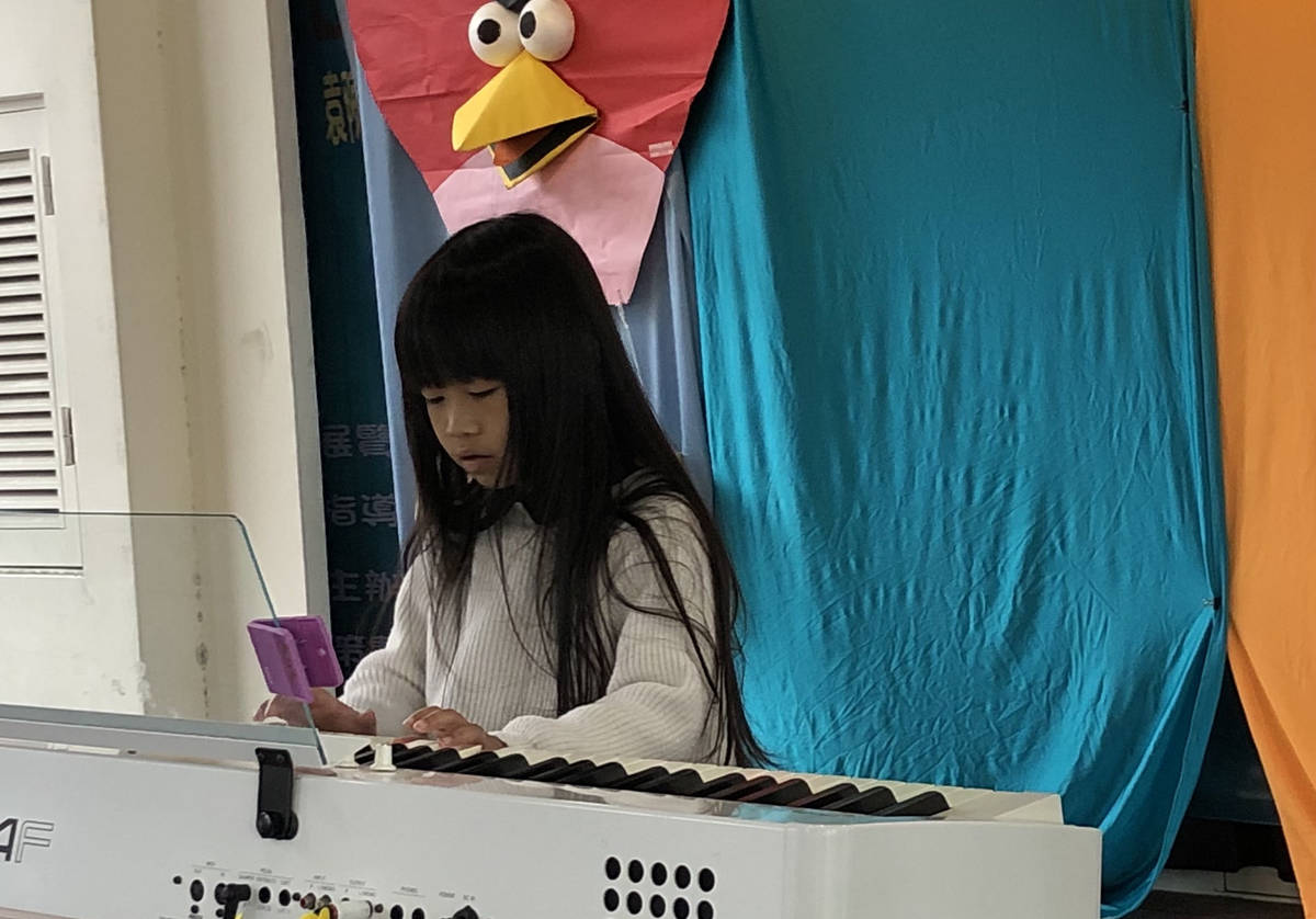 年幼的小朋友，在臺東生活美學館文化百老匯展場，展現學習成果。