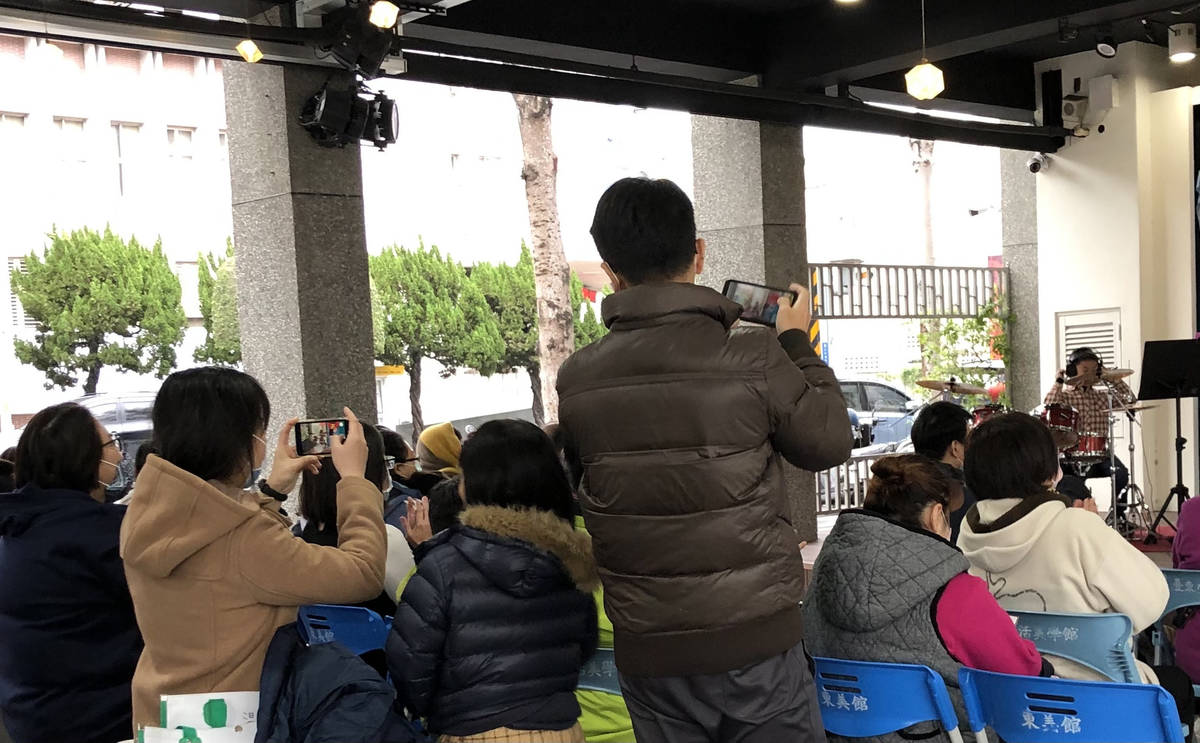 會場許多家長都拿出手機，為小朋友留下珍貴的畫面。