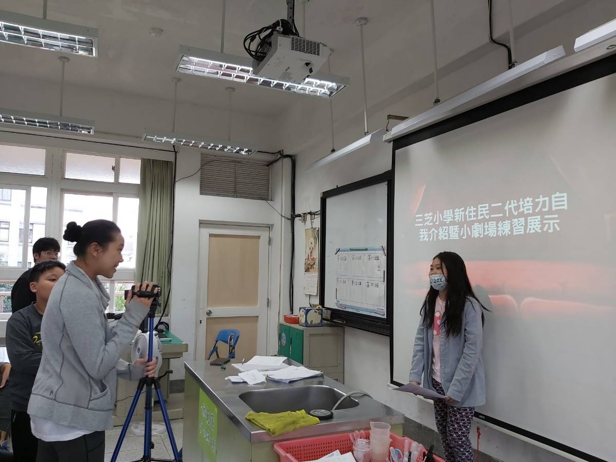 「小小網紅創意課程」學生正在自我介紹練習展示。
