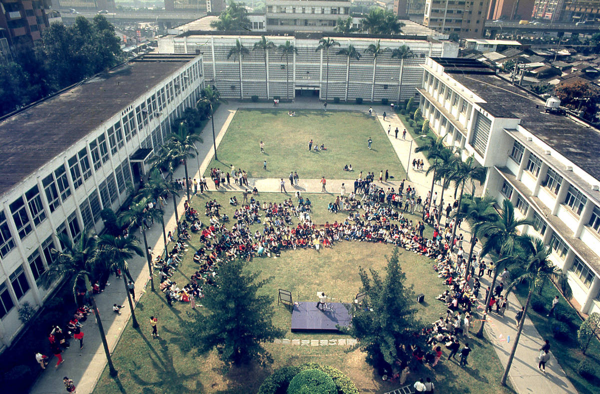 臺北大學建國校區昔日草坪為學生活動空間(臺北大學提供)