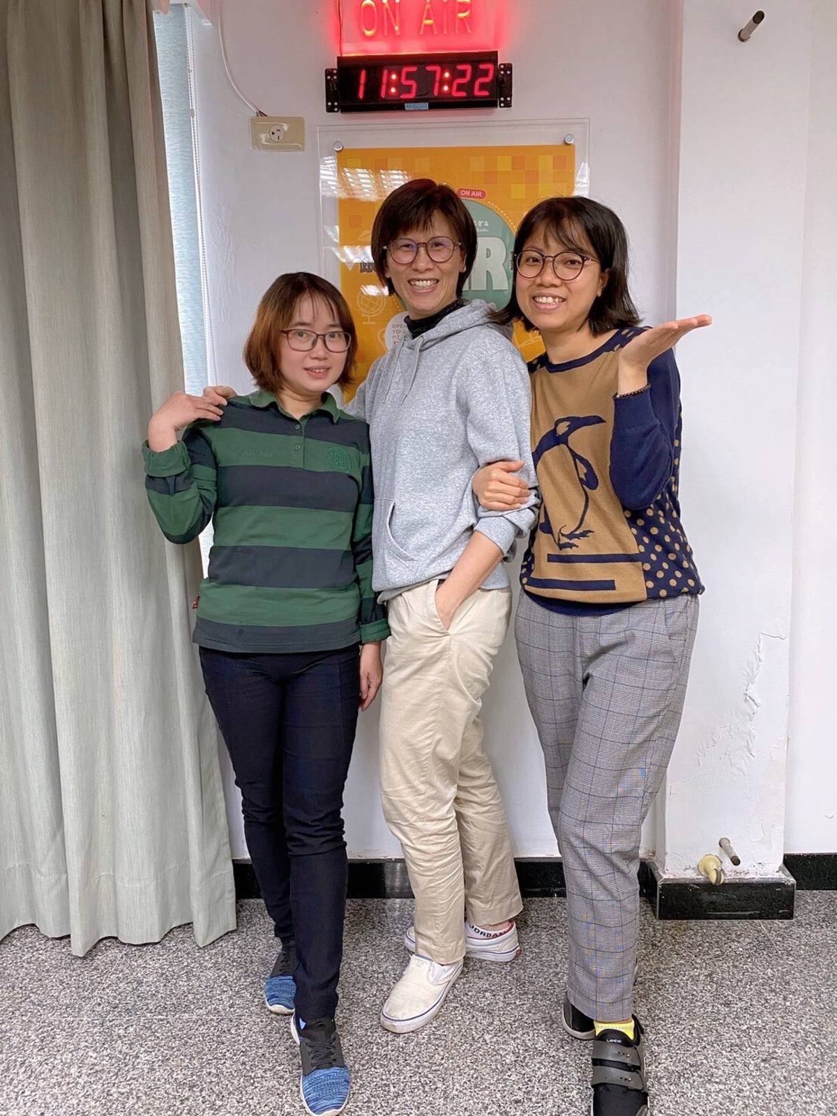 由左至右為主持人梅英、來賓王湘妤、主持人沛英