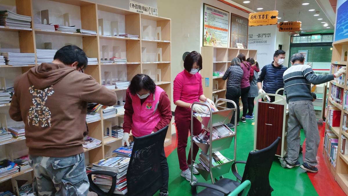 館員及志工接力合作搬運圖書（圖片來源：苗栗縣圖）