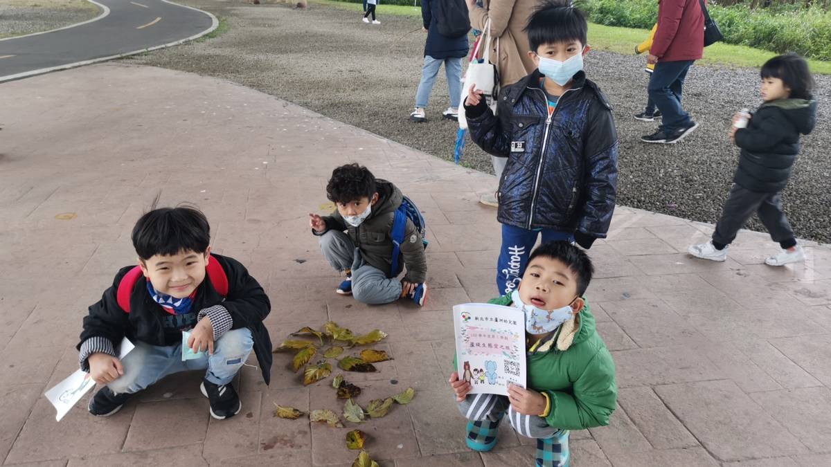 幼生在公園裡撿拾落葉即興鋪排創作。