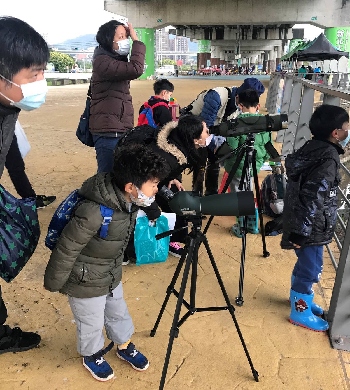 台北鳥類學會專家陪同引導親子體驗賞鳥樂趣。