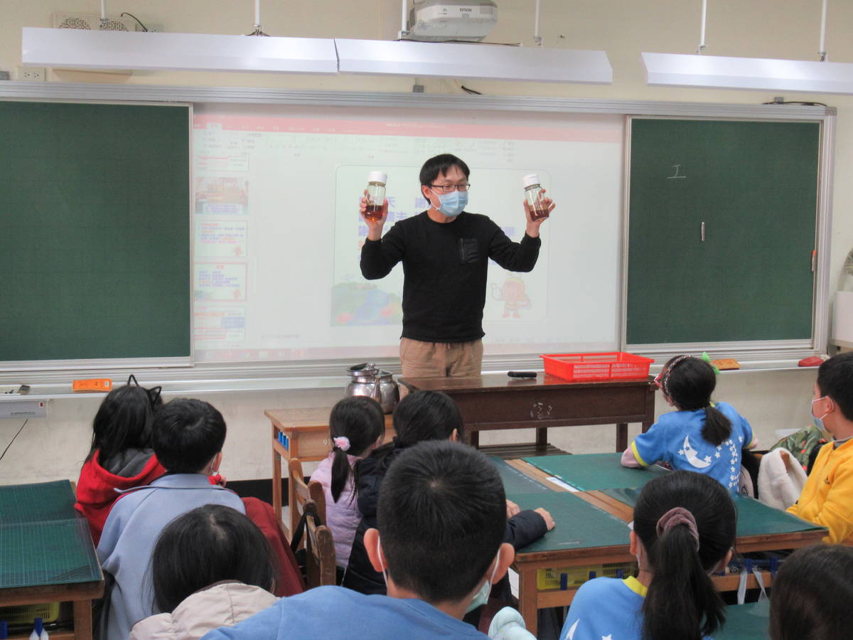課堂上，老師帶領孩子們透過嗅覺、視覺和味覺來辨別蜂蜜的真偽。
