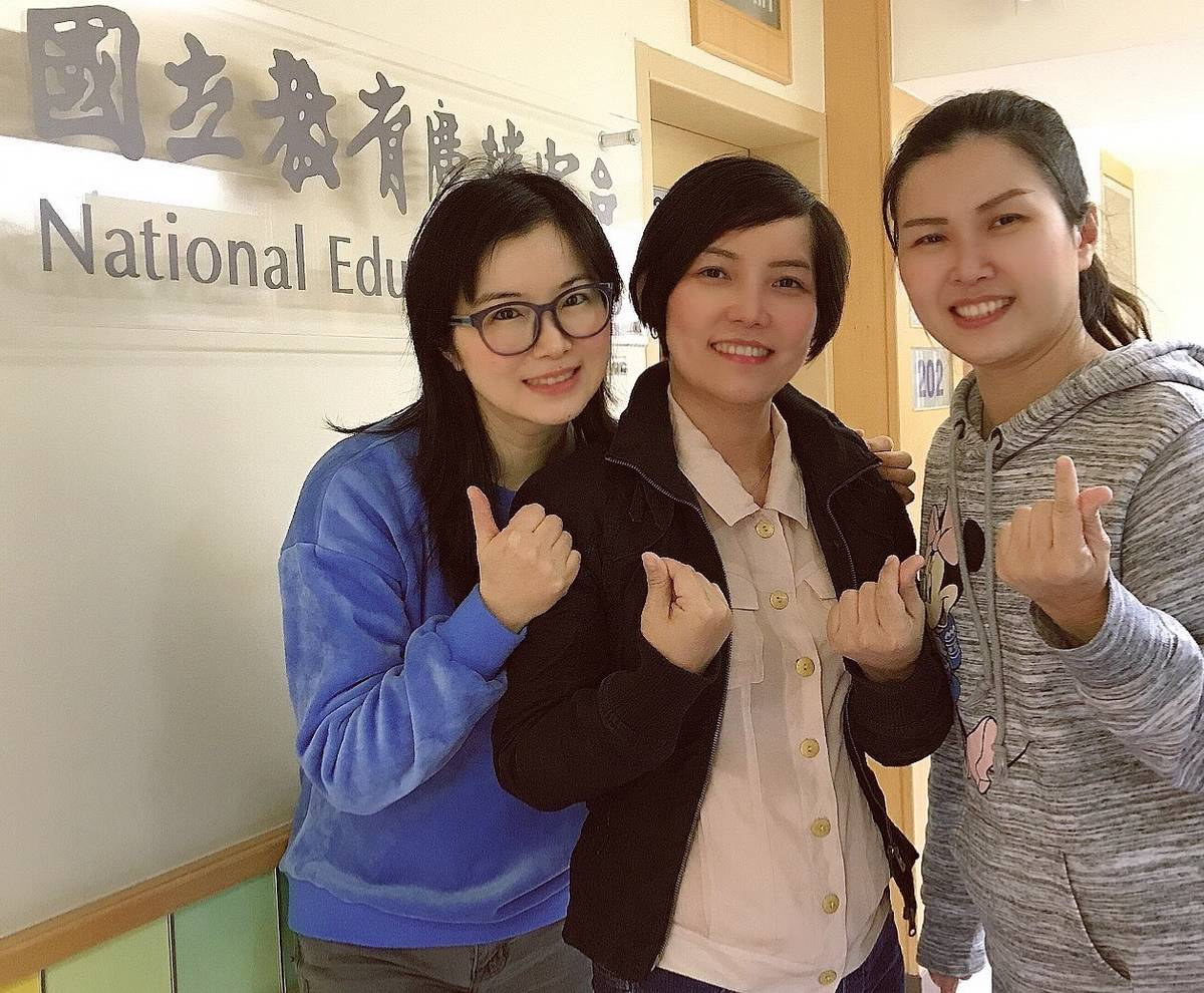 廖佳慧 女士 (中間)
