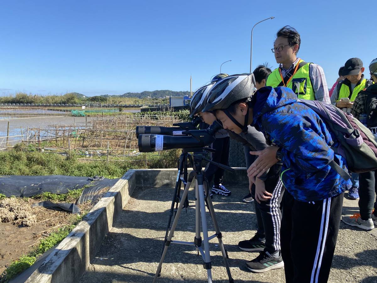 學生用高倍率的望遠鏡觀察清水溼地的冬候鳥生態。