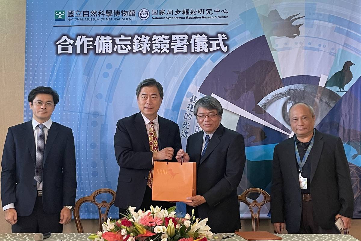 國輻中心與科博館簽署MOU，左起為國輻中心陳俊榮副主任、科博館孫維新館長、國輻中心羅國輝主任、科博館黃文山副館長。(國家同步輻射研究中心提供)