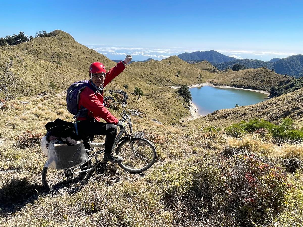 專業登山嚮導鄭炳宏上周剛完成騎單車到七彩湖的夢想(圖片來源：鄭炳宏提供)