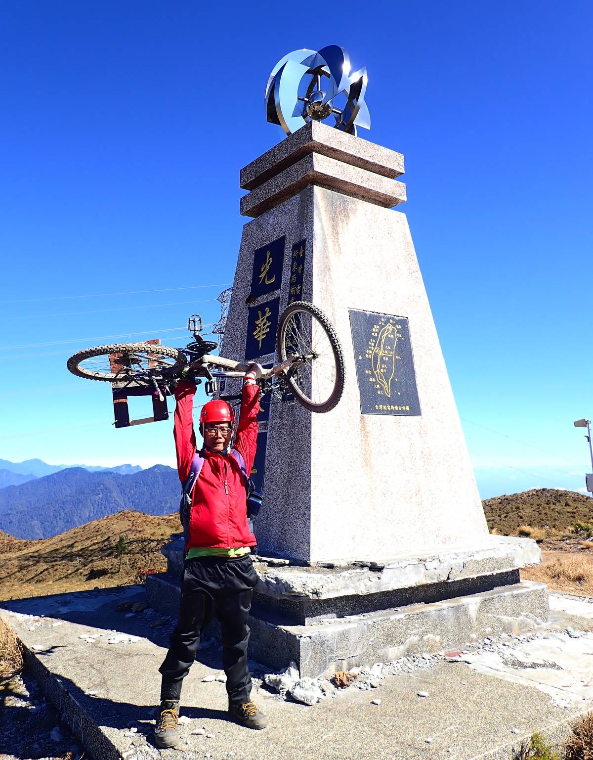 鄭炳宏登山30年仍樂此不疲並帶領許多人享受登山樂趣(圖片來源：鄭炳宏提供)