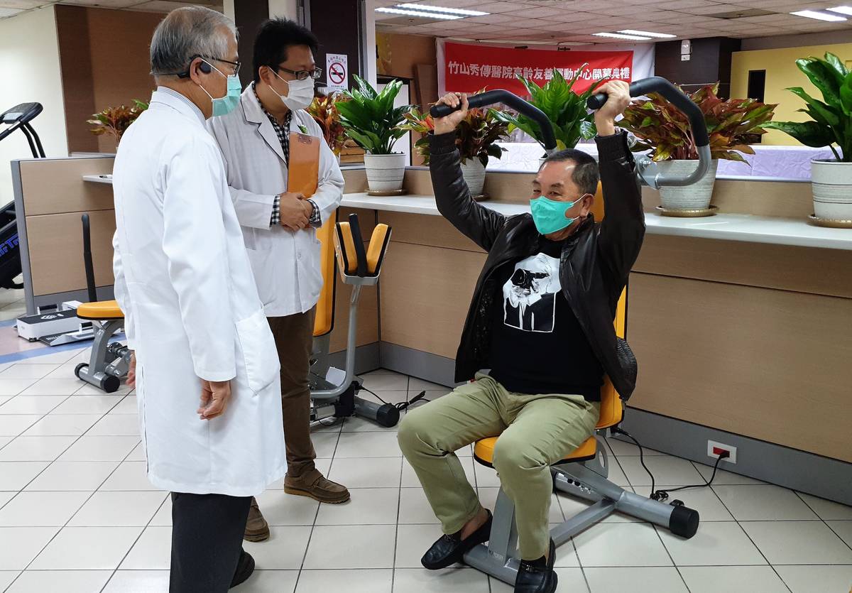 長者能在高齡友善運動中心以安全的器材訓練肌力(圖片來源：竹山秀傳提供)