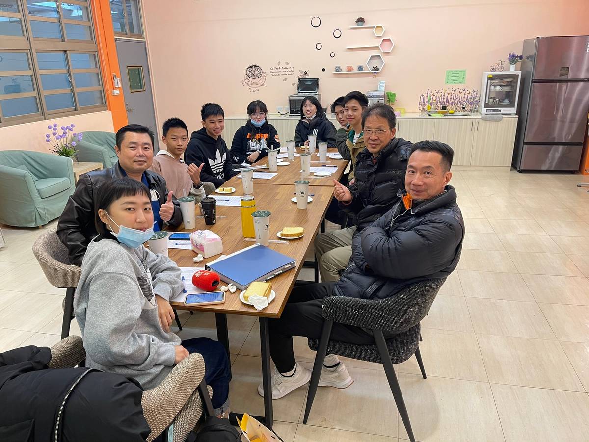 臺北市立蘭雅國中於108學年度健康促進學校中的健康體位項目獲得全國優等。蘭雅國中將健康體位的議題融入到學習中，更致力於發展相健康促進相關的社團與課外活動，如舉辦面山大會師，帶著七年級全體同學一同前往陽明山運動；也將議題融入至九年級的畢業旅行，讓同學進行城市探索等，讓學生們能學習到不同於以往制式化的課程，提供更多的運動機會與選擇。除了課程與活動的安排外，蘭雅國中也十分重視學生們飲食上的健康，具備認真監廚督餐的志工團隊，建立一套驗餐的SOP制度，為學生們的飲食健康把關。再者邀請社區與家長們一同參與合作，共同營造一個健康自主學習的環境，讓學生們漸漸養成運動的好習慣。

採訪：臺北市立蘭雅國中徐安國老師、高盛興家長會長、
             李念庭、林芊嬡、何家良、顏紀綸、陳威翰、陳詠亮同學
