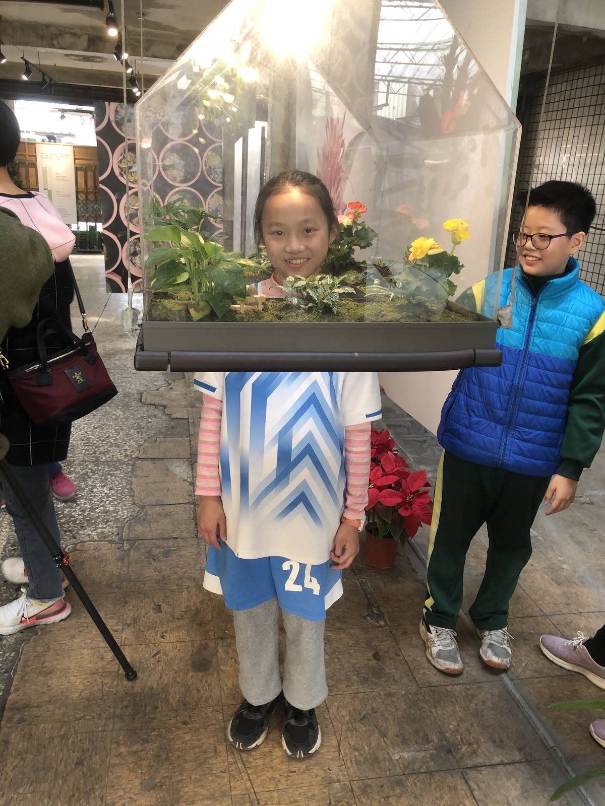 植物箱體驗區讓民眾可把頭伸進植物箱和植物近距離接觸(圖片來源：頂新和德文教基金會)
