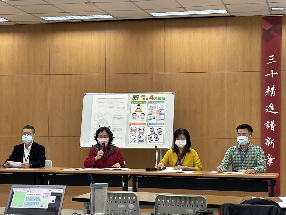 台北市高中國文科教師群中山女高李明慈老師、中正高中張青松老師、成功高中李仁展老師以及建國中學周杏芬老師認為，今年國文寫作兩大題皆期望考生在疫情時代，透過寫作提取生活中的美好經驗。
